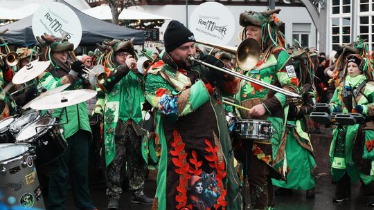 Zum Fasnetsauftakt geht es auf dem Marktplatz laut und bunt zu. Die öffentliche Narrentaufe (unten) gehört inzwischen fest zur K Zum Fasnetsauftakt geht es auf dem Marktplatz laut und bunt zu. Die öffentliche Narrentaufe (unten) gehört inzwischen fest zur K