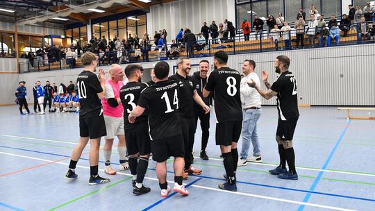 Gastgeber in Jubelstimmung: Der TSV Notzingen hat sein eigenes Hallenturnier im Vorjahr gewonnen und zählt auch deshalb zu den F