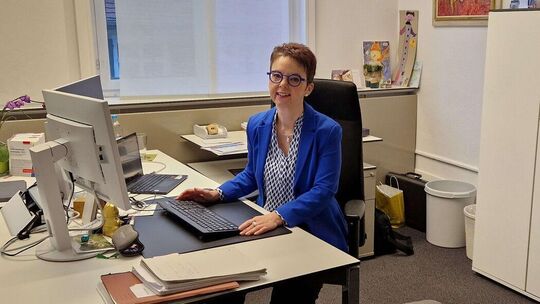 Christine Kullen an ihrem Schreibtisch im Kirchheimer Rathaus. Anfang März würde sie gerne zur neuen Bürgermeisterin der Gemein
