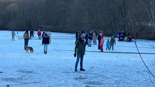 Die Menschen genießen es, über den Unteren Bürgersee gehen zu können. Foto: Iris Häfner