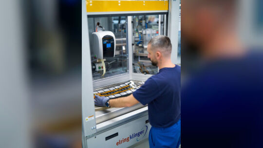 Blick in die Produktion in Neuffen: Die Zellkontaktiersysteme verbinden die Batteriezellen zu einer elektrischen Einheit. Foto:
