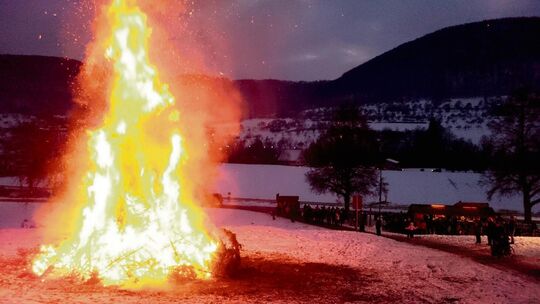 Ein Winterfeuer gibt es in Lenningen. Foot; pr