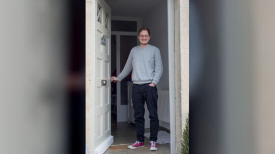 Pfarrer Yannick Schanz steht im Eingang des Unterlenninger Pfarrhauses. Foto: Peter Dietrich