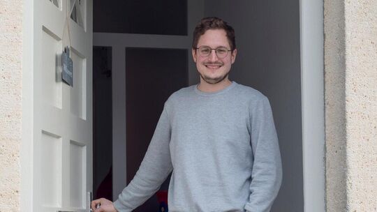 Pfarrer Yannick Schanz steht im Eingang des Unterlenninger Pfarrhauses. Foto: Peter Dietrich Pfarrer Yannick Schanz steht im Eingang des Unterlenninger Pfarrhauses. Foto: Peter Dietrich