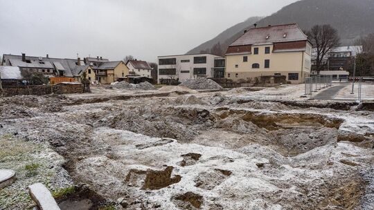 Auf dieser Mondlandschaft soll die Kita im Oberlenninger Ortskern entstehen. Foto: Carsten Riedl Auf dieser Mondlandschaft soll die Kita im Oberlenninger Ortskern entstehen. Foto: Carsten Riedl