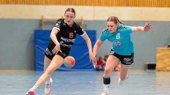 HSG-Stammkraft Sophie Gökeler (links) musste in Biberach verletzt vom Feld. Foto: Markus Brändli