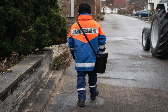 Es fand zum (geschätzt) 29. Mal statt: Das Christbaumsammeln und Funkenfest in Holzmaden. Foto: Jule Störk