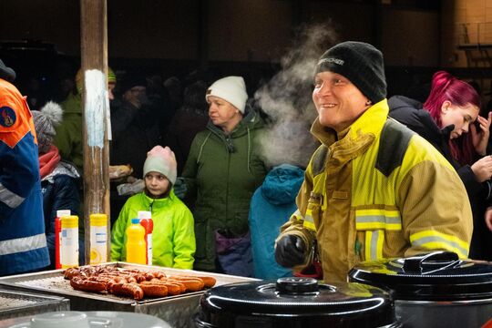 Es fand zum (geschätzt) 29. Mal statt: Das Christbaumsammeln und Funkenfest in Holzmaden. Foto: Jule Störk
