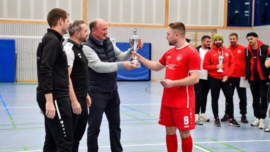 Verdienter Lohn am Ende eines langen Weges: Die zweite Mannschaft des TSV Weilheim hat das Notzinger Hallenturnier um den Küster