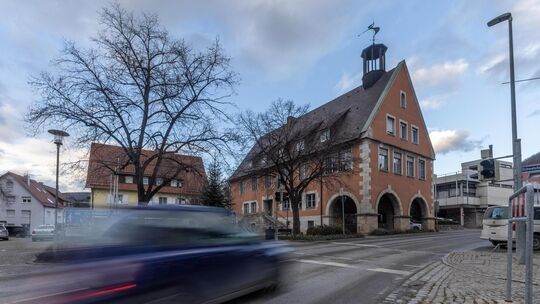 Das Rathaus in Oberlenningen, die Sitzungen des Gemeinderats finden jedoch im Feuerwehrhaus in Unterlenningen statt. Foto: Carst