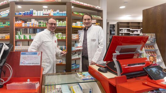 Die beiden Apotheker Dr. Matthias Kühnle (links) und Dr. Tobias Raichle fordern von der Politik ein Einhalten des Koalitionsvert Die beiden Apotheker Dr. Matthias Kühnle (links) und Dr. Tobias Raichle fordern von der Politik ein Einhalten des Koalitionsvert
