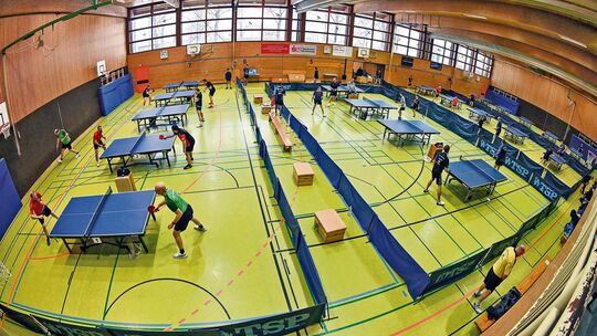 Bei den Tischtennis-Stadtmeisterschaften in Kirchheim war jede Menge los an den Platten. Foto: Markus Brändli