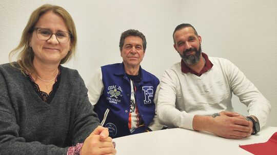 Bürgermeisterin Patricia Mittnacht, Albblick-Wirt Jordani „Aki“ Pligouris und Spenden-Initiator Thorsten Rumpp. Foto: Kai Müller