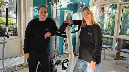 Nancy Tropsch (rechts) bietet ihren Mitarbeitern alternative Gehaltsmodelle an. Physiotherapeutin Kim Leibfritz hat sich für meh