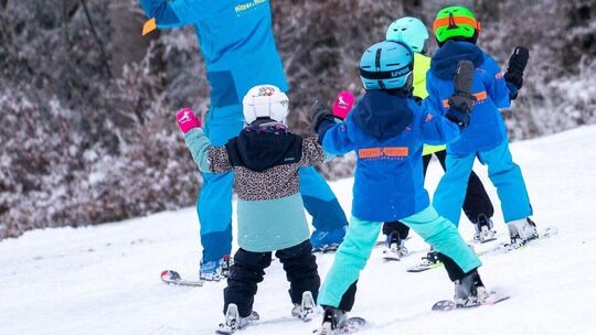 Der TV Neidlingen war mit 27 Skilehrerinnen und Skilehrern in Laichingen aktiv. Foto: pr Der TV Neidlingen war mit 27 Skilehrerinnen und Skilehrern in Laichingen aktiv. Foto: pr