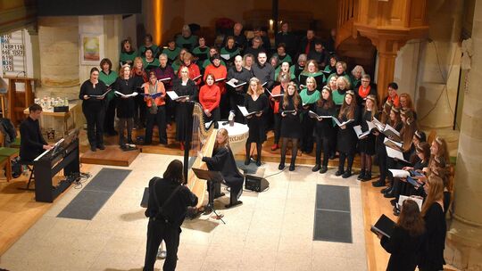 Mit „Holy Night“ senden die drei vereinten Chöre unter Leitung von Christian Vogt ein friedvolles Signal ins Kirchenschiff. Foto Mit „Holy Night“ senden die drei vereinten Chöre unter Leitung von Christian Vogt ein friedvolles Signal ins Kirchenschiff. Foto