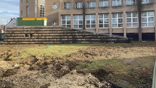 Am Kirchheimer Kreissparkassengebäude wird gebaut. Die Fläche zwischen Alleenstraße und Lauter gibt der Archäologie Aufschlüsse