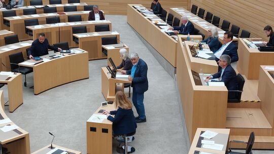 Dieses Bild gehört bald der Vergangenheit an: Andreas Kenner am Rednerpult des Landtags. Foto: Fiona Peter