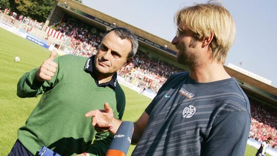 Mainzer Legenden unter sich: Wolfgang Frank (links) und Jürgen Klopp am Rande eines Zweitligaspiels im Jahr 2007. Am Sonntag fin Mainzer Legenden unter sich: Wolfgang Frank (links) und Jürgen Klopp am Rande eines Zweitligaspiels im Jahr 2007. Am Sonntag fin