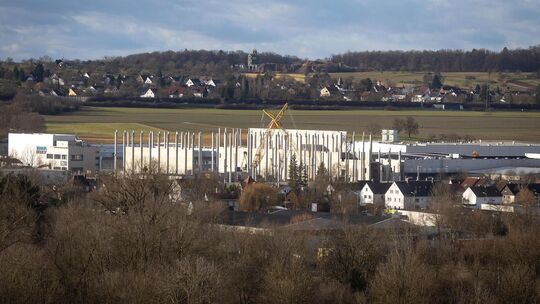 Die Ausmaße des Lidl-Logistikzentrums in Kirchheim sind bereits weithin sichtbar. Foto: Carsten Riedl