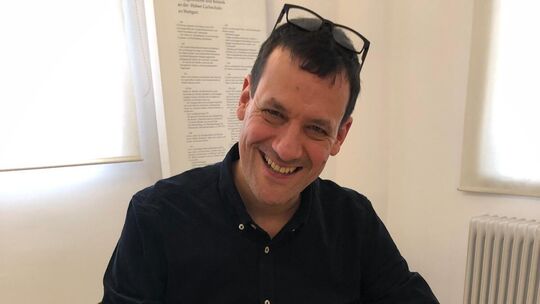 Der Stuttgarter Autor hat seinen Roman "Zeit der Zikaden" in Kirchheim vorgestellt. Foto: Hans-Joachim Brenner.