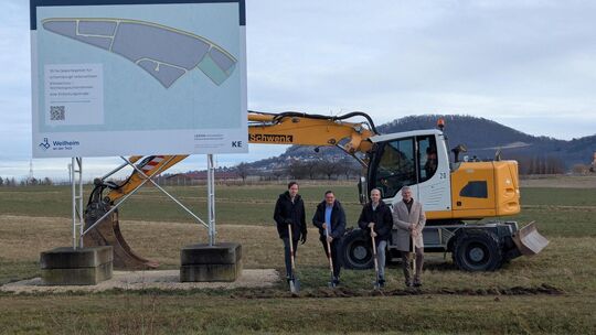 Den offiziellen Startschuss der Erschließungsarbeiten gaben Bürgermeister Johannes Züfle (2. v. r.) sowie die geschäftsführenden