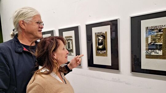 Stefan Sauter und Claudia Zeller-Sauter vom „artspace wieweg“ betrachten die Werke von François Joseph Chabrillat.  Foto: Floria