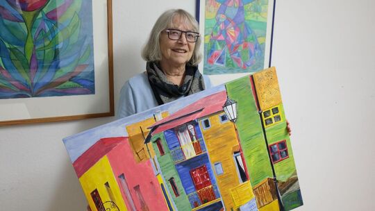 Renate Braun mit einem selbst gemalten Bild. Foto: Rainer Kellmayer