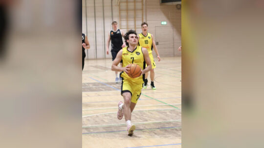 Auf dem Weg zum nächsten Sieg? Neil Schwanenberg und der VfL müssen nach Weinheim. Foto: Thimo König