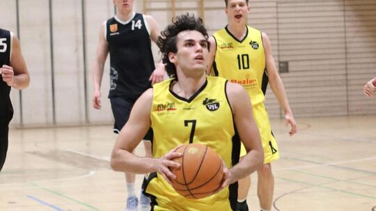 Auf dem Weg zum nächsten Sieg? Neil Schwanenberg und der VfL müssen nach Weinheim. Foto: Thimo König