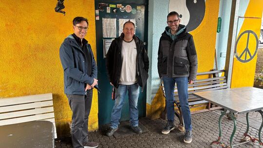 Reinhard Eberst, der Leiter der Diakonischen Bezirkstelle Kirchheim (v. l.), der Kirchheimer und Besucher des Gaiserplatzes Anik