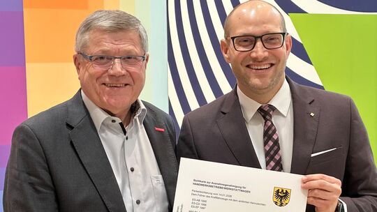 Seit dieser Woche mit Brief und Siegel: Landrat Marcel Musolf (rechts) und Kreishandwerksmeister Karl Boßler freuen sich über de Seit dieser Woche mit Brief und Siegel: Landrat Marcel Musolf (rechts) und Kreishandwerksmeister Karl Boßler freuen sich über de