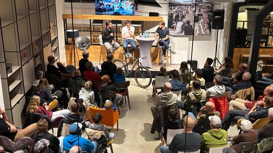 In der Neuen Weberei in Wernau plauderten Manuel Fumic und Luca Schwarzbauer mit Moderator Falk Meyer (auf der Bühne von links)