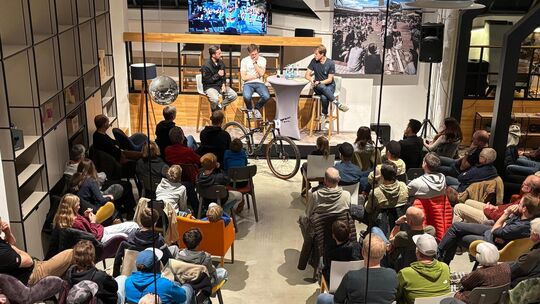 In der Neuen Weberei in Wernau plauderten Manuel Fumic und Luca Schwarzbauer mit Moderator Falk Meyer (auf der Bühne von links)