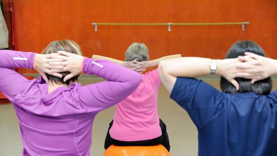 Neben den Kursklassikern wie Fitness- und Rückenfit-Kursen sowie Wasser- und Beckenbodengymnastik sind auch die Angebote für Ält