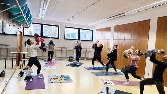 Sanfte Bewegung und Zeit für Austausch: Das „Mama-fit mit Baby/Kleinkind“-Workout ist der ideale Wiedereinstieg für Mütter nach