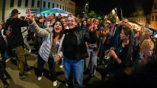 Partystimmung herrschte in Kirchheim bei Miss Foxy auf dem Marktplatz bei der Musiknacht 2025. Foto: Markus Brändli Partystimmung herrschte in Kirchheim bei Miss Foxy auf dem Marktplatz bei der Musiknacht 2025. Foto: Markus Brändli