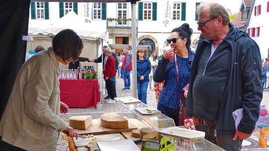 Lecker: Der Käsemarkt in Weilheim ist ein Treffpunkt für Genießerinnen und Genießer. Archivfoto: Patricia Jeanette Moser Lecker: Der Käsemarkt in Weilheim ist ein Treffpunkt für Genießerinnen und Genießer. Archivfoto: Patricia Jeanette Moser