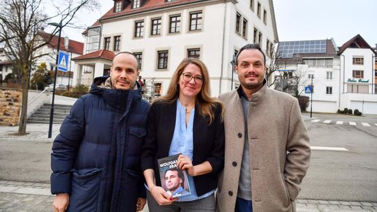 Gemeinsam mit Wolfgang Franks Söhnen, Benjamin (links) und Sebastian, hat Mara Pfeiffer in Schlierbach aus ihrem Buch gelesen. F Gemeinsam mit Wolfgang Franks Söhnen, Benjamin (links) und Sebastian, hat Mara Pfeiffer in Schlierbach aus ihrem Buch gelesen. F