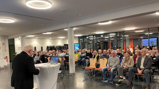 Peter Schäfer hatte für die Owener auch einige Good News im Gepäck. Foto: Antje Dörr