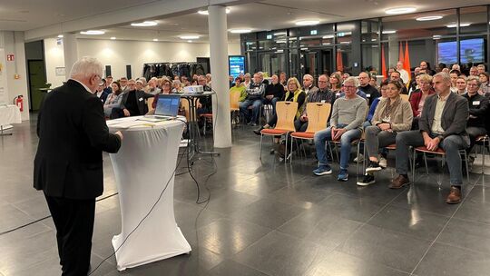 Peter Schäfer hatte für die Owener auch einige Good News im Gepäck. Foto: Antje Dörr