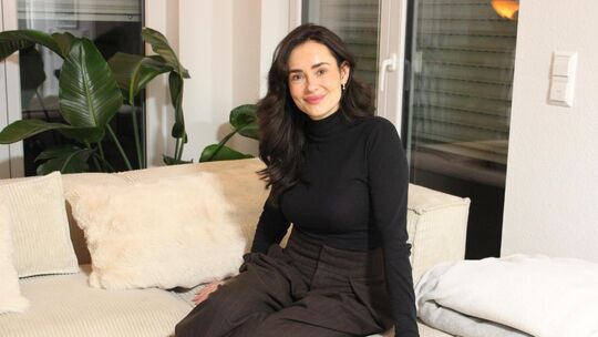 Nach den Dreharbeiten zu „Love Is Blind“ zurück im Alltag: Jessica Maierhöfer in ihrem Wohnzimmer. Foto: Irina Korff