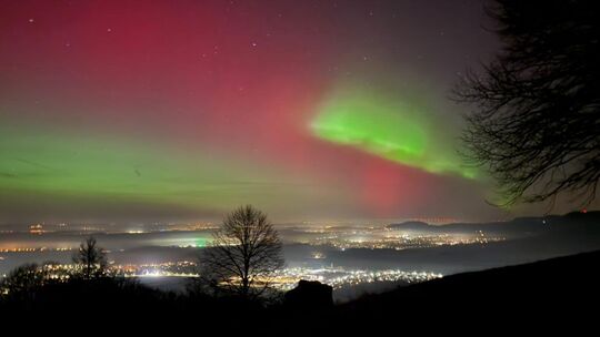 Andrea Pink ist zur Burg Teck hochgefahren, um einmal in ihrem Leben Polarlichter zu sehen. Foto: Andrea Pink Andrea Pink ist zur Burg Teck hochgefahren, um einmal in ihrem Leben Polarlichter zu sehen. Foto: Andrea Pink