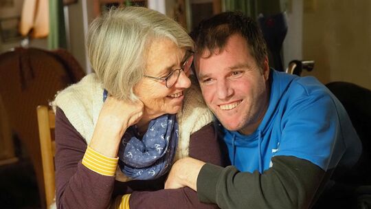 Andreas Karakas (40) mit seiner Gastmutter Cornelie Höfer. Seit seinem zweiten Lebensjahr lebt er bei der Familie in Bissingen.