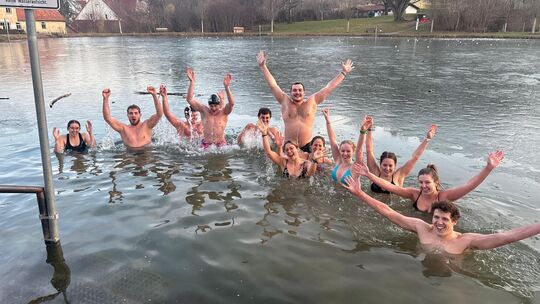 Eiskalt und Spaß dabei: Die Kirchheimer Schwimmer und Wasserballer treffen sich jede Woche am Bissinger See zum Eisschwimmen. Fo Eiskalt und Spaß dabei: Die Kirchheimer Schwimmer und Wasserballer treffen sich jede Woche am Bissinger See zum Eisschwimmen. Fo