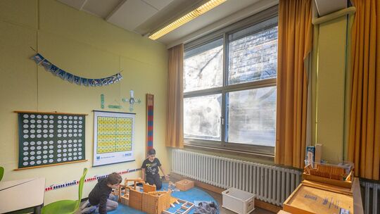 Uralte Fenster mit blinden Scheiben, Heizkörper, die voll aufgedreht werden müssen: In der Teck-Grundschule hakt es im Altbau an
