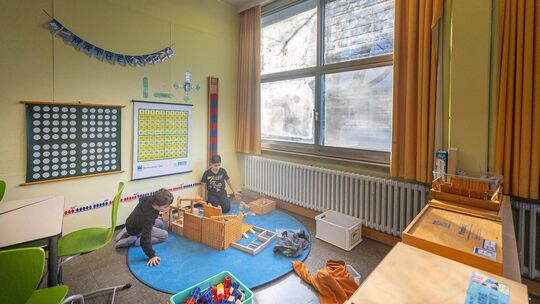 Uralte Fenster mit blinden Scheiben, Heizkörper, die voll aufgedreht werden müssen: In der Teck-Grundschule hakt es im Altbau an Uralte Fenster mit blinden Scheiben, Heizkörper, die voll aufgedreht werden müssen: In der Teck-Grundschule hakt es im Altbau an