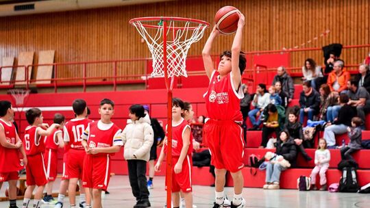 Kein, aber oho: Zum Auftakt der Grundschulliga legten sich die Kinder mächtig ins Zeug. Foto: Markus Brändli Kein, aber oho: Zum Auftakt der Grundschulliga legten sich die Kinder mächtig ins Zeug. Foto: Markus Brändli