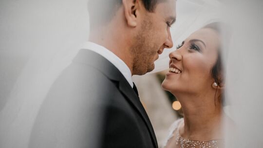 Ein professioneller Hochzeitsfotograf fängt die Stimmung des Brautpaares an ihrem wichtigsten Tag ein. Foto: Pixabay