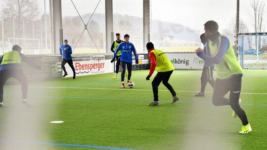 Nach dem Trainingsauftakt am Sonntag in der Freilufthalle, steht für die Jesinger der erste Test an. Foto: Markus Brändli